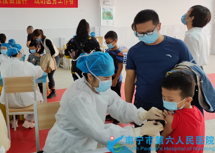南宁市第六人民医院医务人员为儿童接种新冠疫苗.jpg