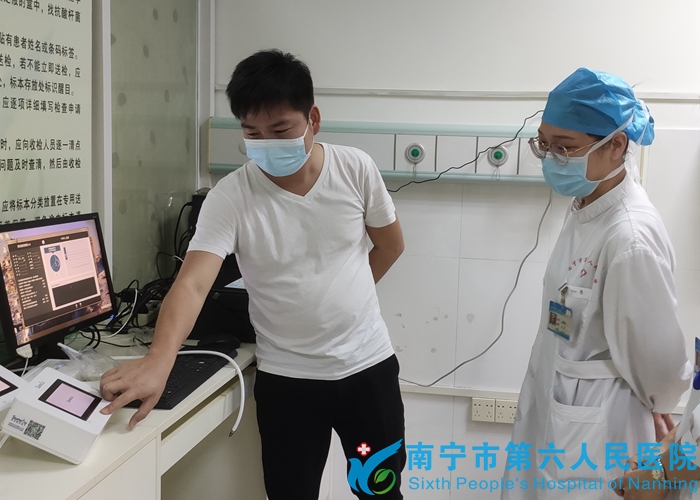 技术人员在内二科进行呼吸分析仪装机调试_副本.jpg