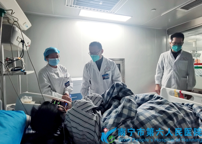 该院院长邓宏达深入临床为住院患者送上热腾腾的饺子.jpg