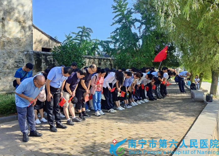 在红军堂门前，面向湘江，全体人员举行湘江祭江仪式.jpg